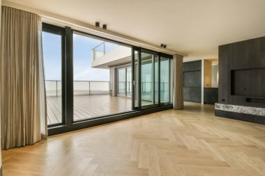 Boş, ferah bir odanın içi.