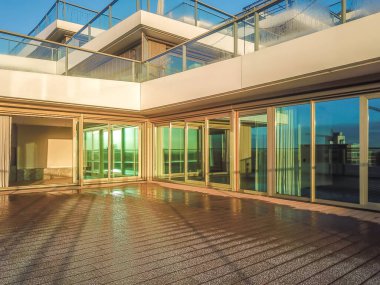 Alışılmadık bir konutun girişi.