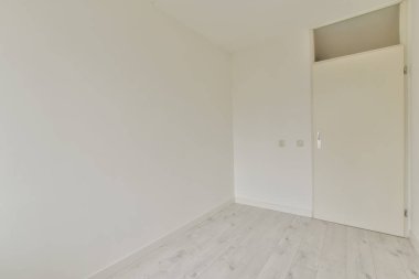 Küçük, rahat, parlak bir oda.