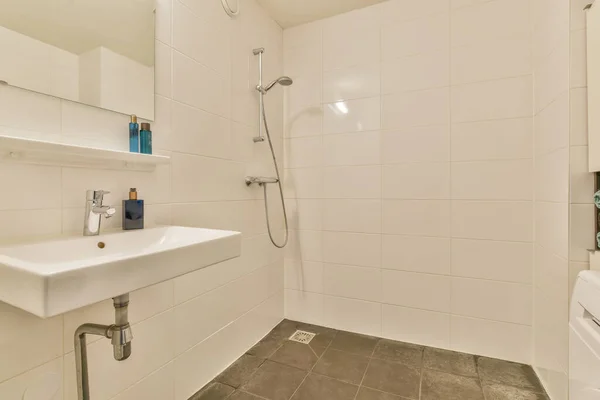 Интерьер ванной комнаты украшен белым — стоковое фото