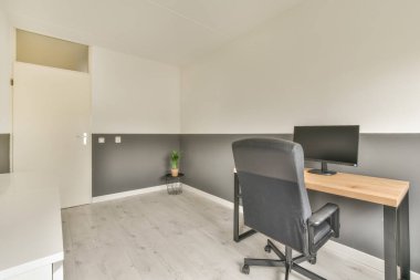 İş yeri olan küçük geniş bir oda.