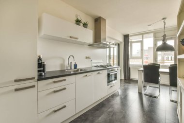 Yemekhanesi olan küçük bir mutfak manzarası.