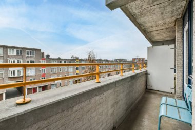 Tuğla parmaklıklı geniş bir balkon.