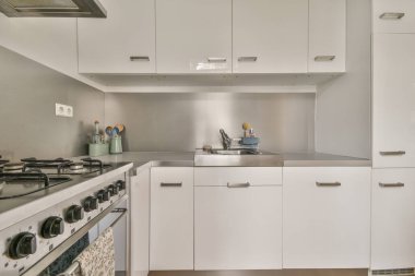 Modern aletlerle bembeyaz mutfak.