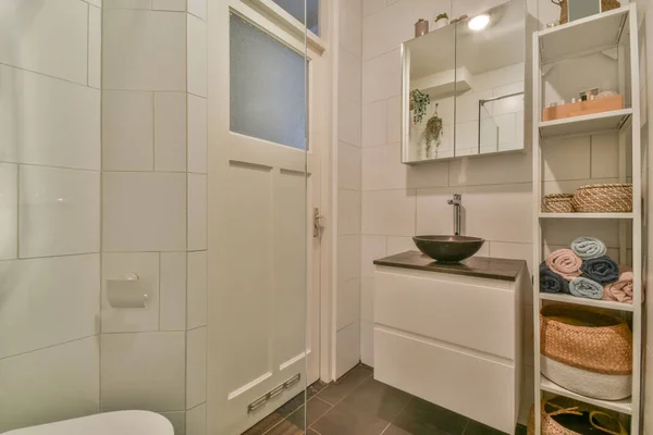 Lavabo şeklinde lavabosu olan bir banyo. — Stok fotoğraf