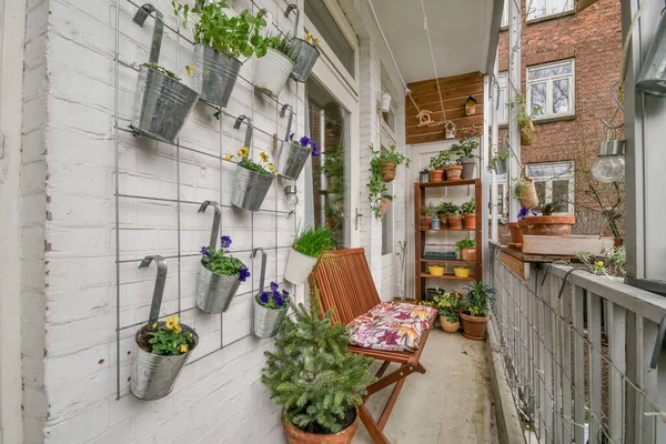 Il balcone è completamente arredato con fiori di casa — Foto Stock