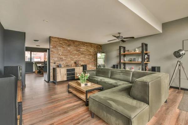 Modern tasarımda geniş bir oturma odası.