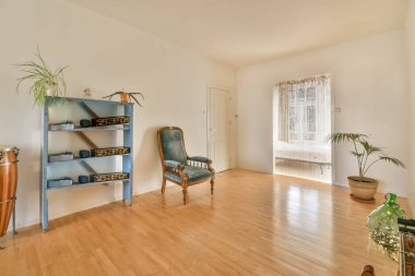 Bitkilerle dolu açık bir alan.