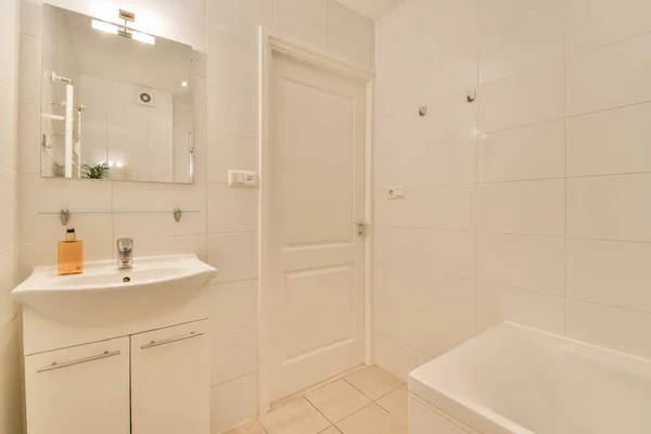 Das Innere eines gemütlichen Badezimmers — Stockfoto