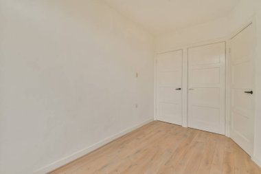 İçi açılı, ferah, boş bir oda.