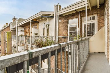 Metal çitli dar bir balkon.