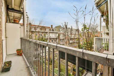 Metal çitli dar bir balkon.