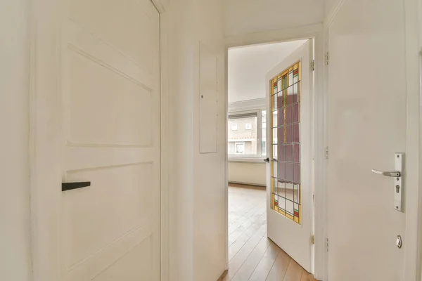 Koridor mengarah ke apartemen perumahan — Stok Foto
