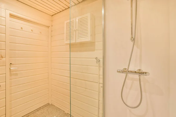Стеклянный душ — стоковое фото