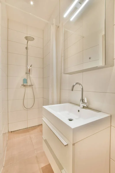 Bagno interno con lavabo e doccia in ceramica — Foto Stock