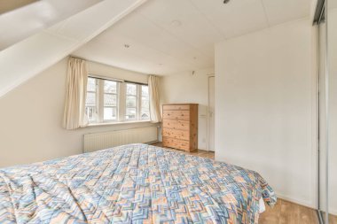 Küçük yataklı bir yatak odası ve aynalı bir gardırop.