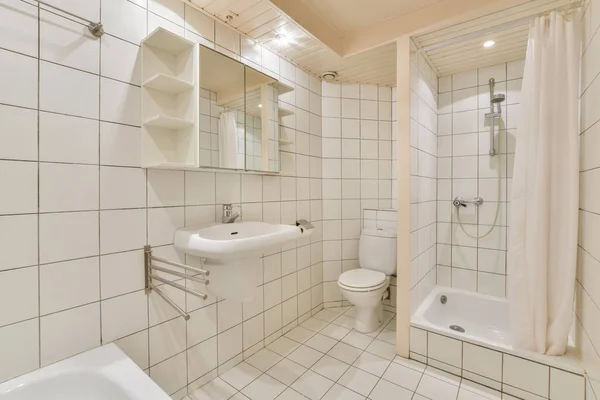Helles Badezimmer mit weißen Fliesen — Stockfoto