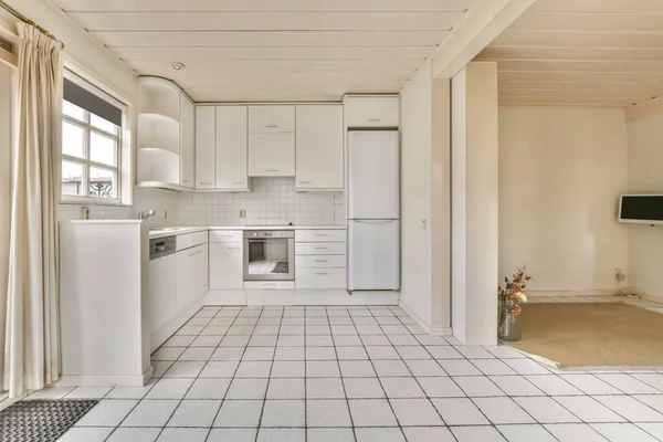 Une petite cuisine d'angle dans un design blanc — Photo