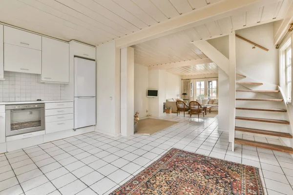 Un espace ouvert dans une maison privée — Photo