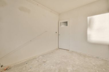 Yenilenmekte olan geniş bir oda