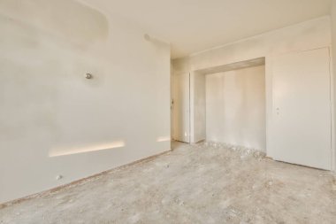 Yenilenmekte olan geniş bir oda