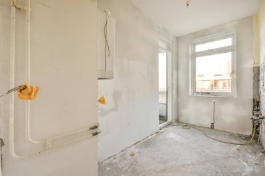 Yenilenmekte olan geniş bir oda