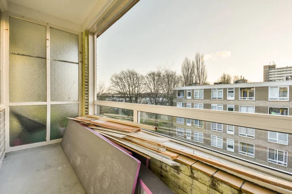 Ein kleiner Balkon in einer im Bau befindlichen Wohnung — Stockfoto