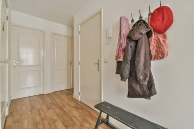 Konforlu bir daireye çıkan koridor.