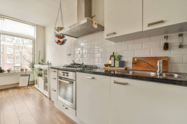 Modern aletlerle dolu küçük bir mutfak.