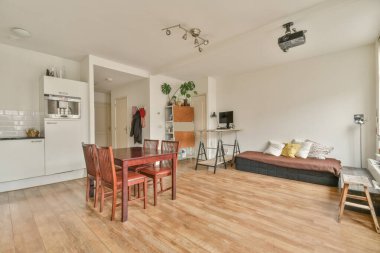 Geniş bir odada yemek alanı ve mutfak.