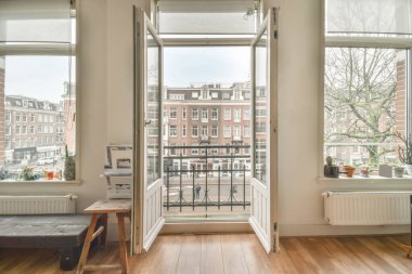 Metal bir çitle balkondan çık.