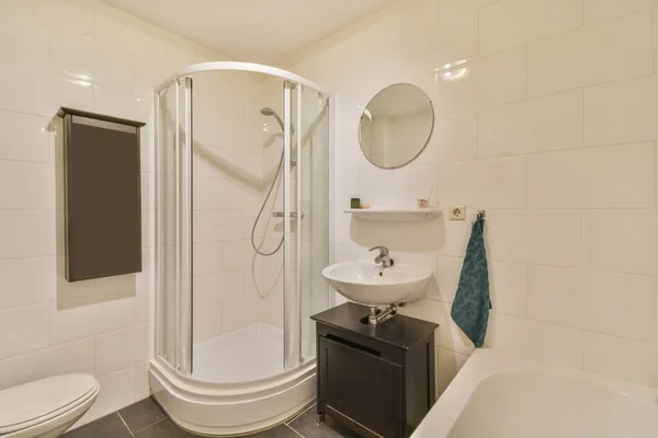 Banheiro em um design moderno — Fotografia de Stock