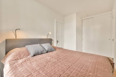 Yatak odasının içi parlak renklidir.