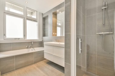 Gri dizaynlı banyo.