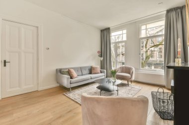 Geniş bir oturma odasının içi.