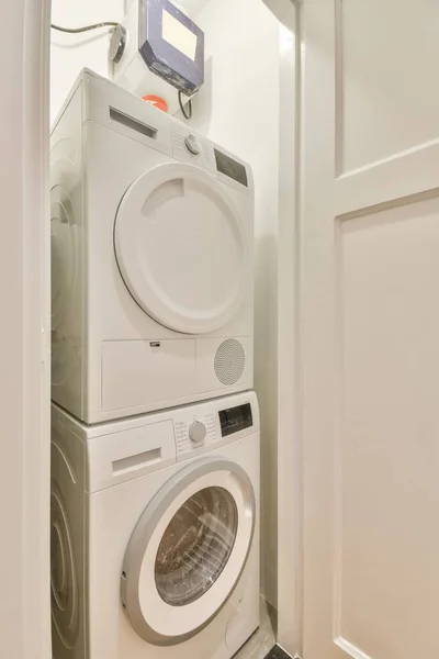 Un piccolo angolo lavanderia con lavatrice e asciugatrice — Foto Stock