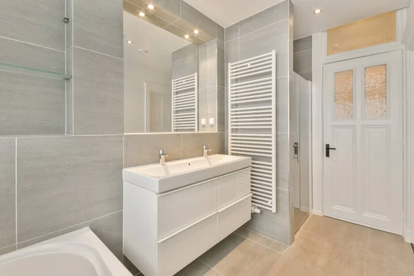 Ванна кімната в сірому дизайні — стокове фото