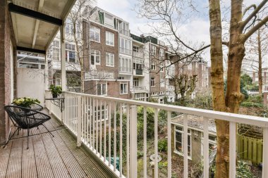 Oturma alanı olan küçük bir balkon.