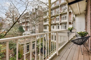 Oturma alanı olan küçük bir balkon.