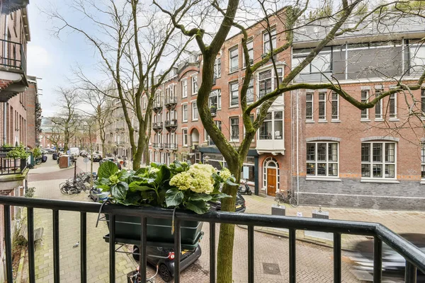 Uitzicht vanaf het balkon naar de straten van de stad — Stockfoto