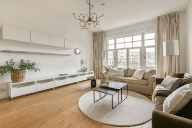 Rahat koltukları olan bir oturma odası.