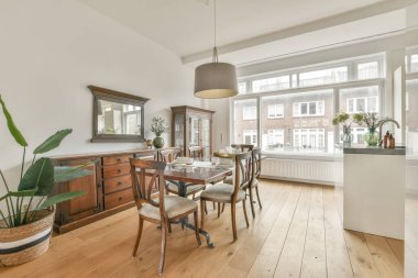 Ahşap mobilyaları olan rahat bir yemek salonu.