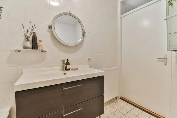 Cozy bathroom with ceramic sink — Stock Photo, Image