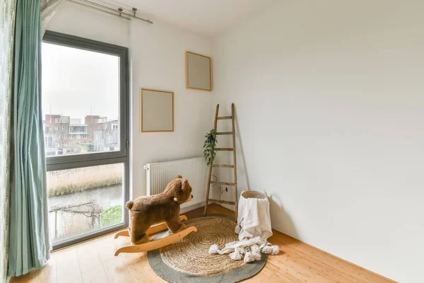 Маленькая комната с большим окном — стоковое фото