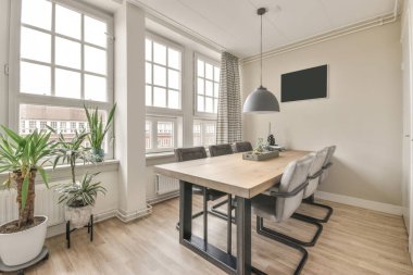 Ahşap masalı bir yemek salonu.