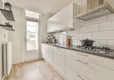 Mutfağın içi beyaz tonlarda.