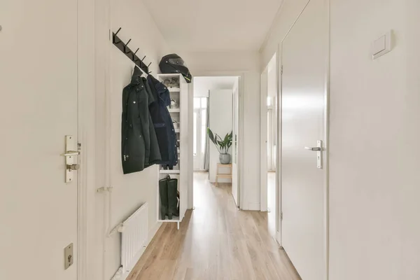Um corredor que leva dentro de um apartamento residencial — Fotografia de Stock
