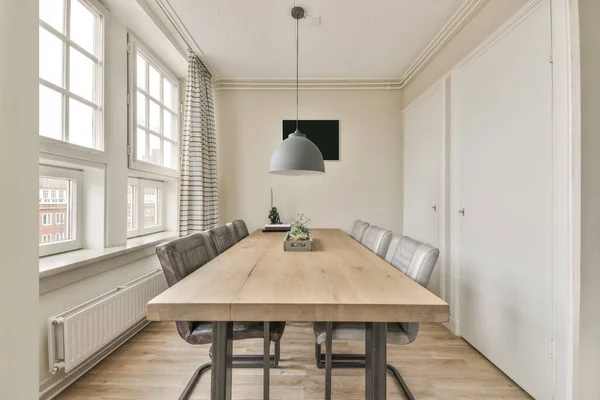 Een eethoek met een houten tafel — Stockfoto