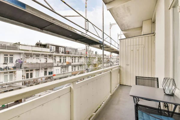 Een klein balkon in wit — Stockfoto