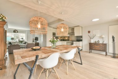 Yemek salonu ve küçük bir köşe mutfağı.